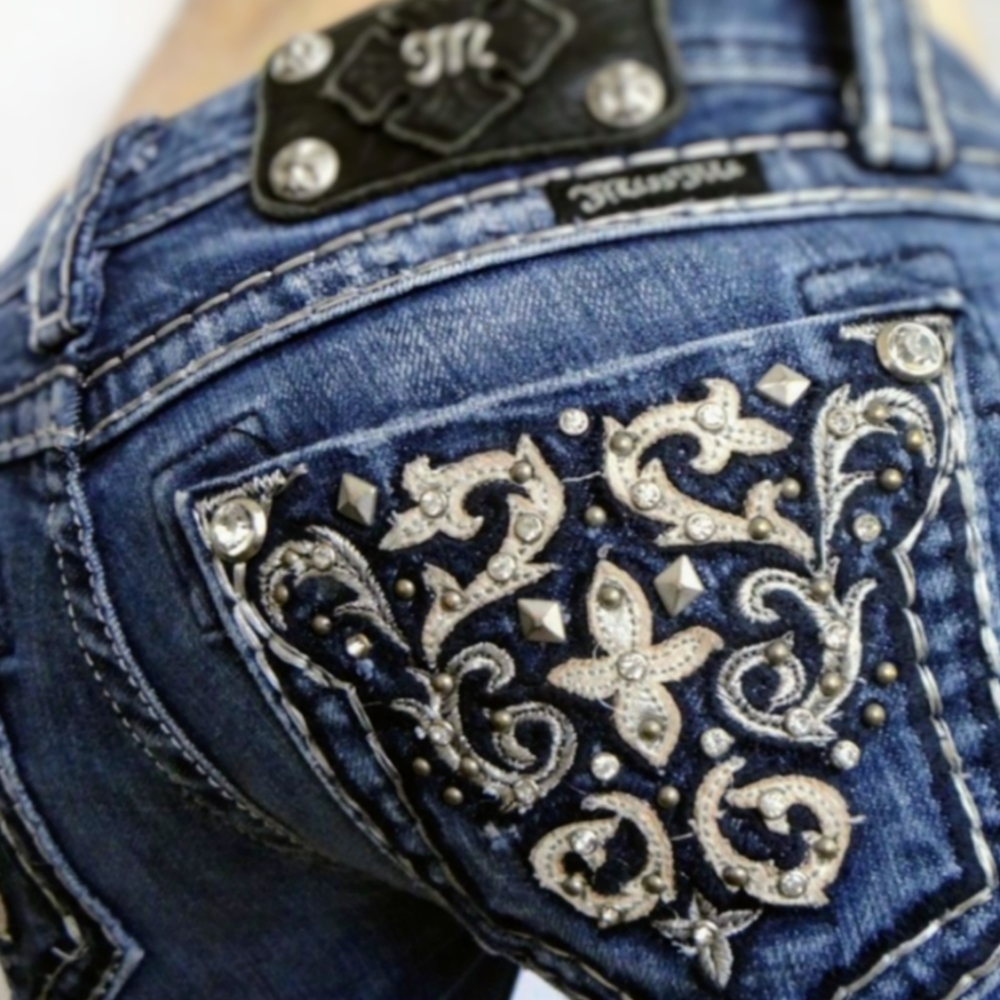 🖤 Buckle BKE Miss Me Embroidered Embellished Bootcut Jeans Med Wash Denim 27W